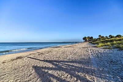 Bright Gulf Coast Escape - 8 Mi to Johns Pass!