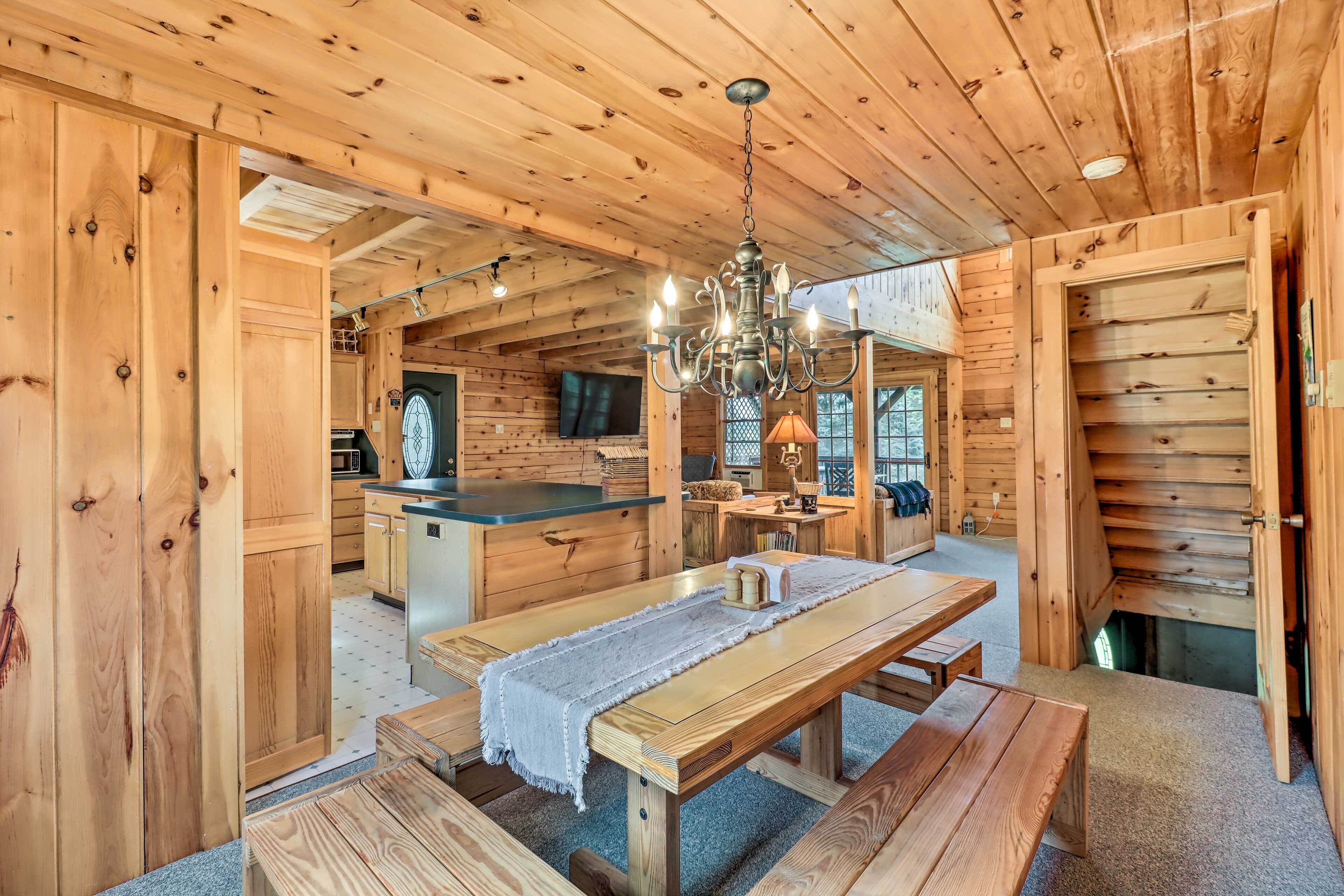 Pet-friendly Poconos Cabin: Deck & Fire Pit!