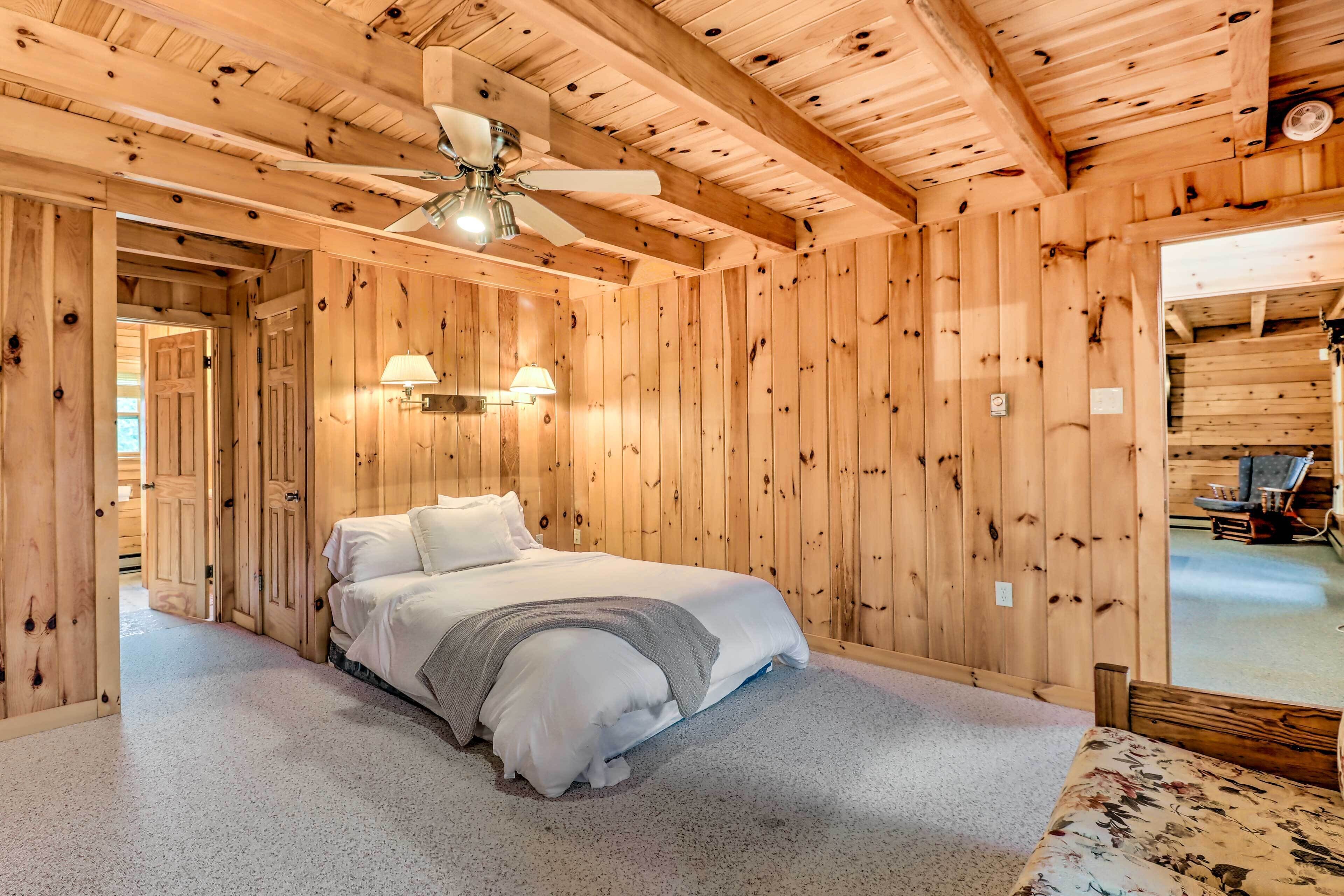 Pet-friendly Poconos Cabin: Deck & Fire Pit!