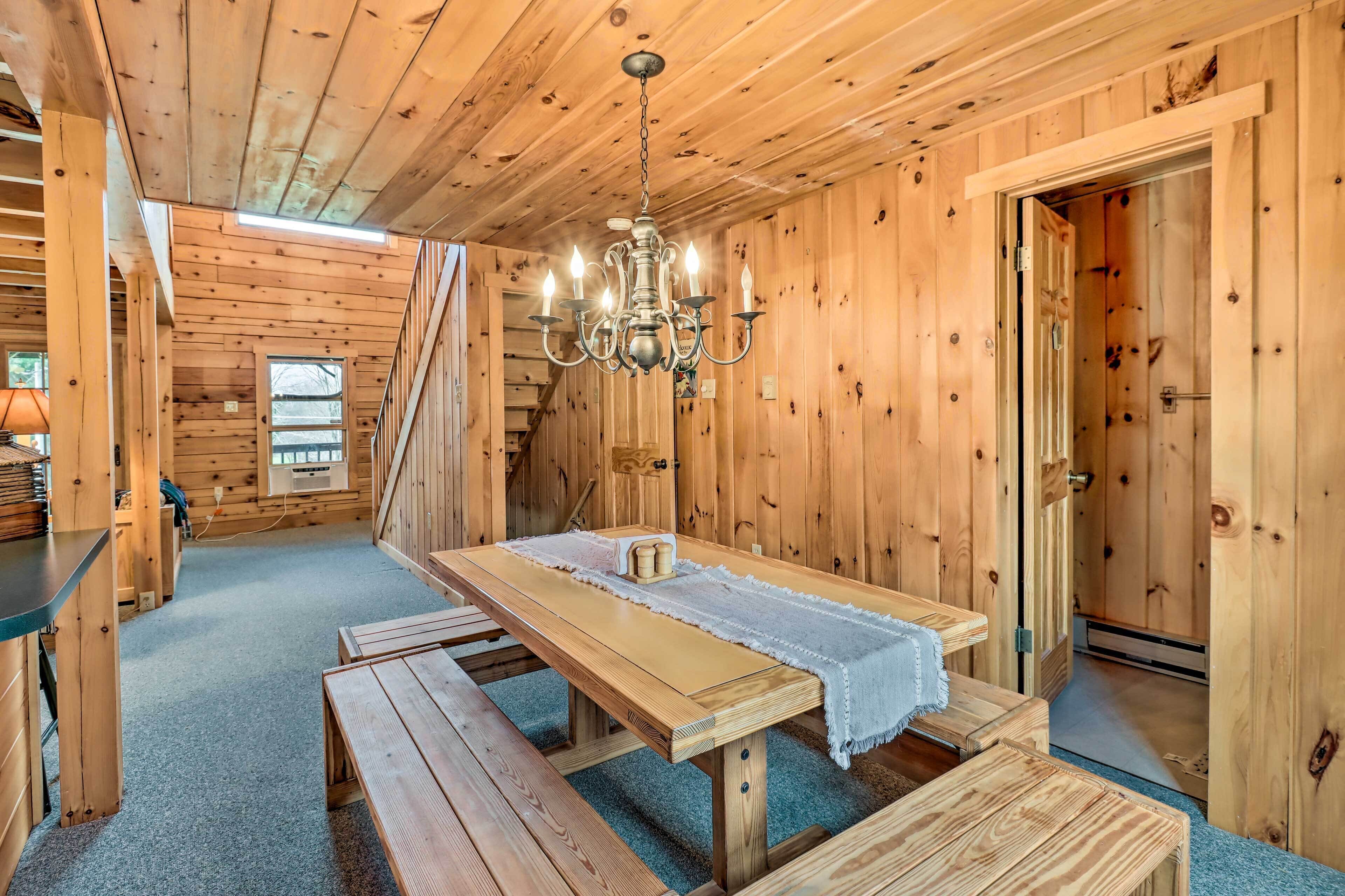 Pet-friendly Poconos Cabin: Deck & Fire Pit!