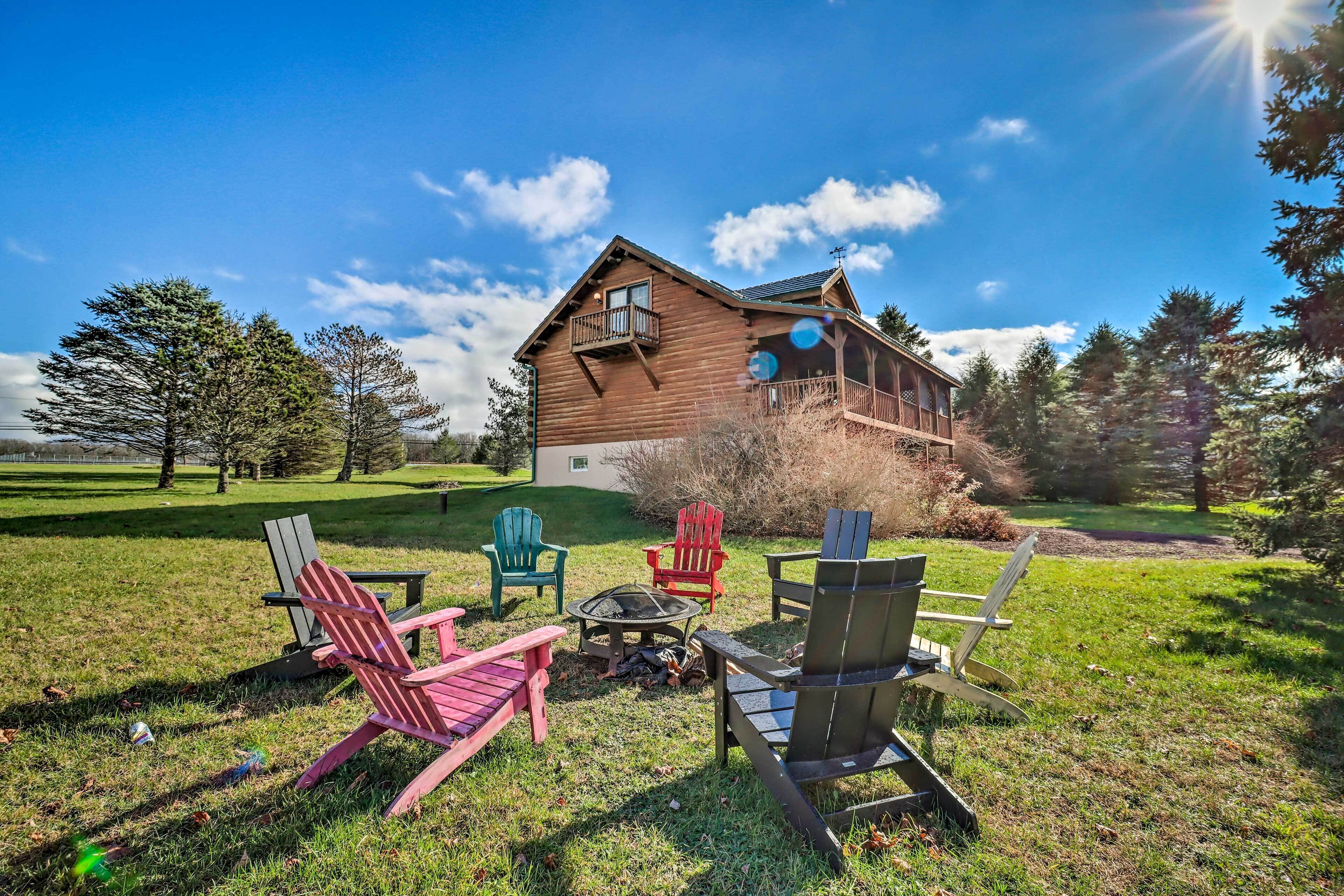 Pet-friendly Poconos Cabin: Deck & Fire Pit!
