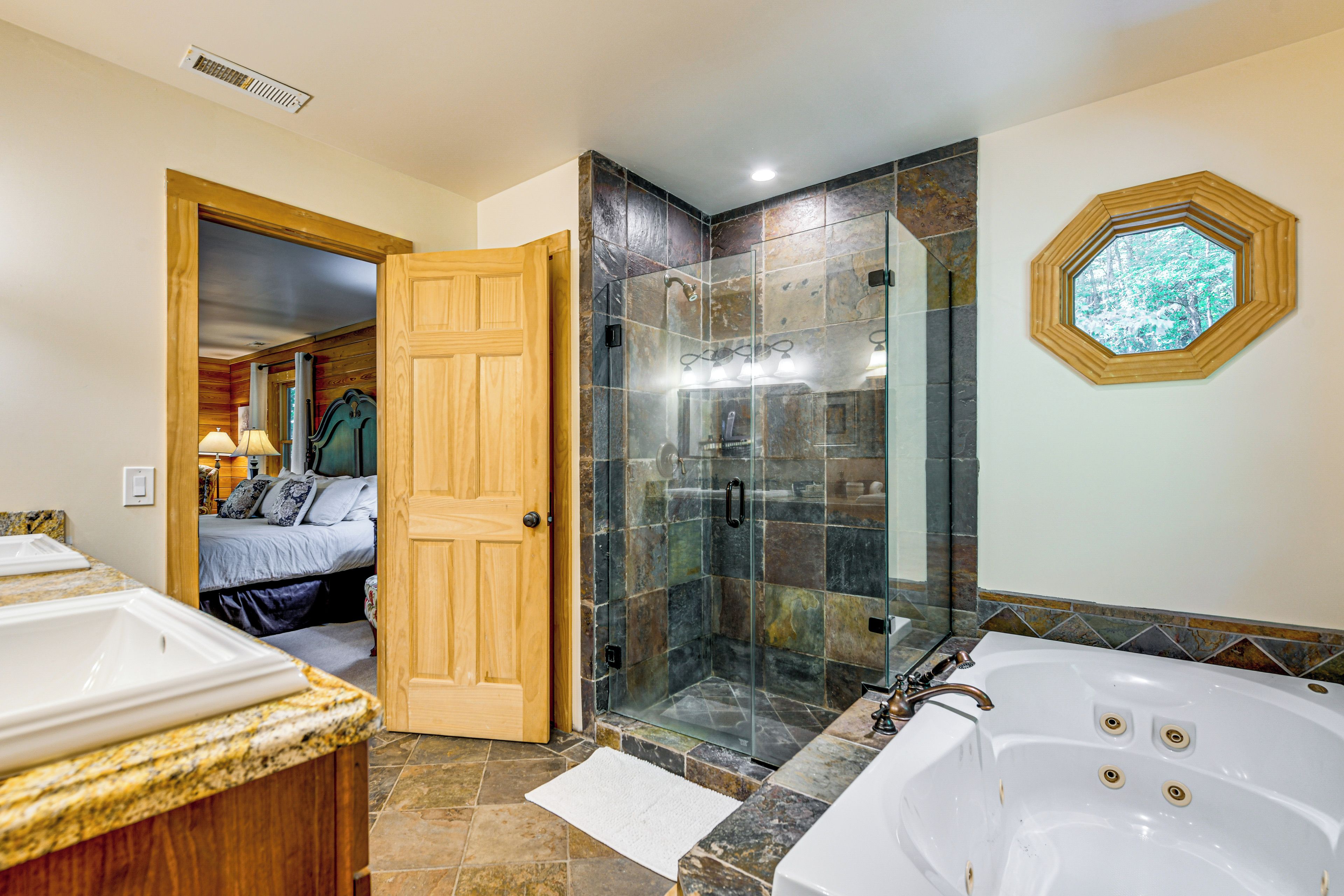 Ein Badezimmer mit Dusche, Badewanne und Doppelwaschbecken.