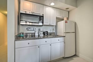 Apartment (0 Bedroom) | Interior - Condo w/ Beach Access & Community Amenities! (Myrtle Beach)