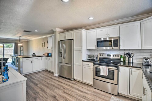 New Smyrna Beach Townhome, Walk to Bay Access!