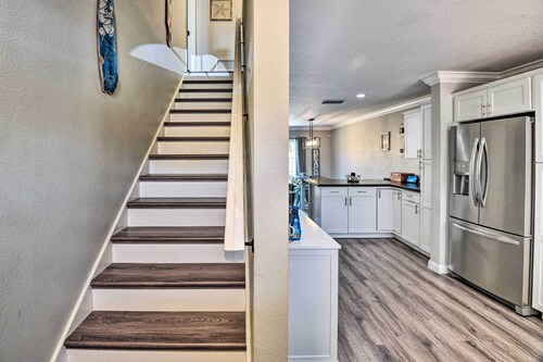 New Smyrna Beach Townhome, Walk to Bay Access!