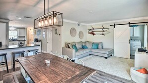 Una cocina moderna con comedor, una gran mesa de madera y un conjunto de asientos.