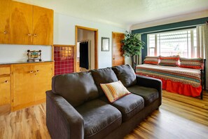 Televisión, chimenea y libros