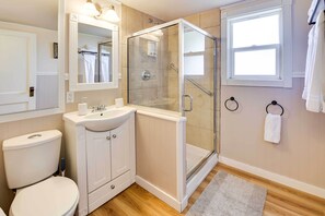 House (4 Bedrooms) | Bathroom | Shower - Spacious Wyoming Retreat: Fishing & Hunting (Torrington)