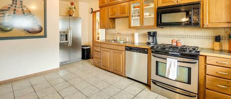 Maison (4 Bedrooms) | Cuisine privée | Four à micro-ondes, un four, surface de cuisson, lave-vaisselle