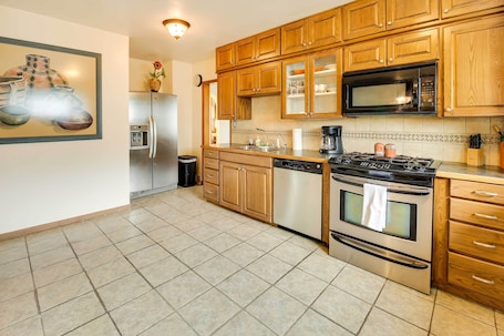 House (4 Bedrooms) | Private kitchen | Microwave, oven, stovetop, dishwasher