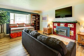 Casa (4 Bedrooms) | Área de sala de estar | Televisión, chimenea y libros