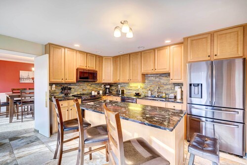 Louisville Area Home: Deck, Fire Pit, Creek!