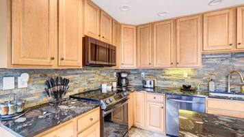 House (4 Bedrooms) | Private kitchen | Microwave, oven, stovetop, dishwasher