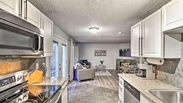 Apartment (2 Bedrooms) | Private kitchen | Microwave, oven, stovetop, dishwasher