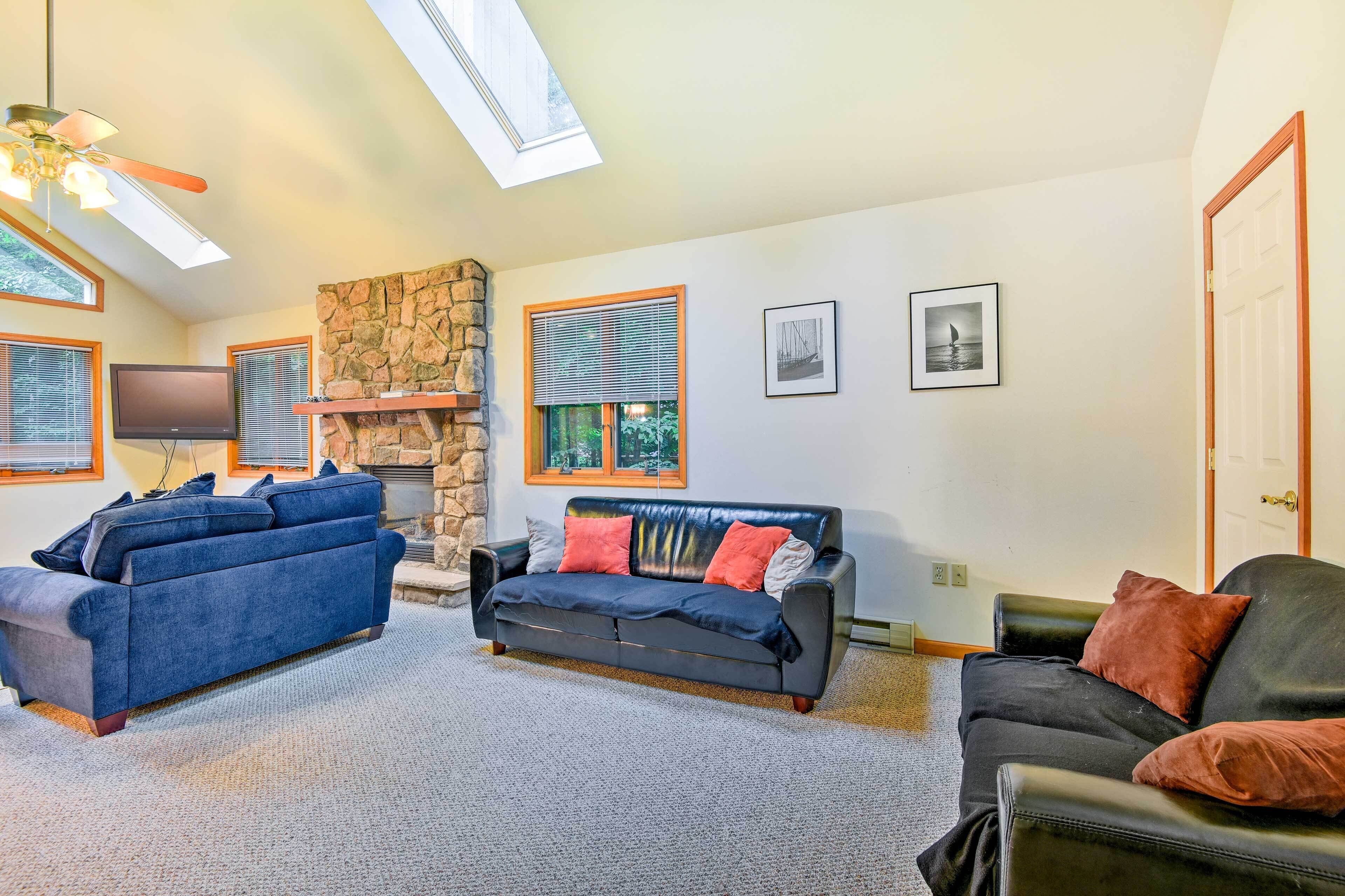 Beautiful Lake Naomi Retreat - Walk to the Beach!