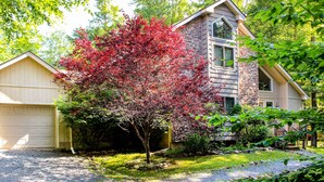 Unclassified image, 5 of 25, button - Walk to Beach: Beautiful Lake Naomi Retreat! (Pocono Pines)
