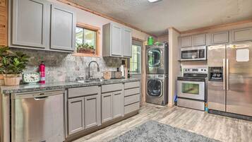 單棟房屋 (3 Bedrooms) | 私人廚房 | 微波爐、焗爐、爐具、洗碗機