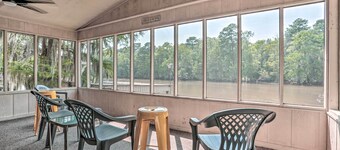 Sues Camp w/ Caddo Lake Access & Dock!