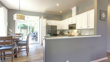 House (3 Bedrooms) | Interior