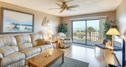 Coastal Condo w/ Balcony: Walk to Madeira Beach!