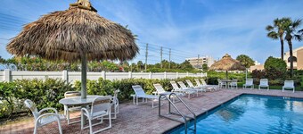 Coastal Condo w/ Balcony: Walk to Madeira Beach!