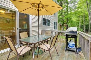 Outdoor dining - Serene Pocono Escape: 4 Mi to Tobyhanna State Park (Tobyhanna)