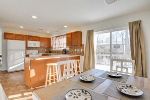 Microwave, oven, stovetop, dishwasher - Serene Pocono Escape: 4 Mi to Tobyhanna State Park (Tobyhanna)