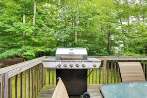 Outdoor spa tub - Serene Pocono Escape: 4 Mi to Tobyhanna State Park (Tobyhanna)
