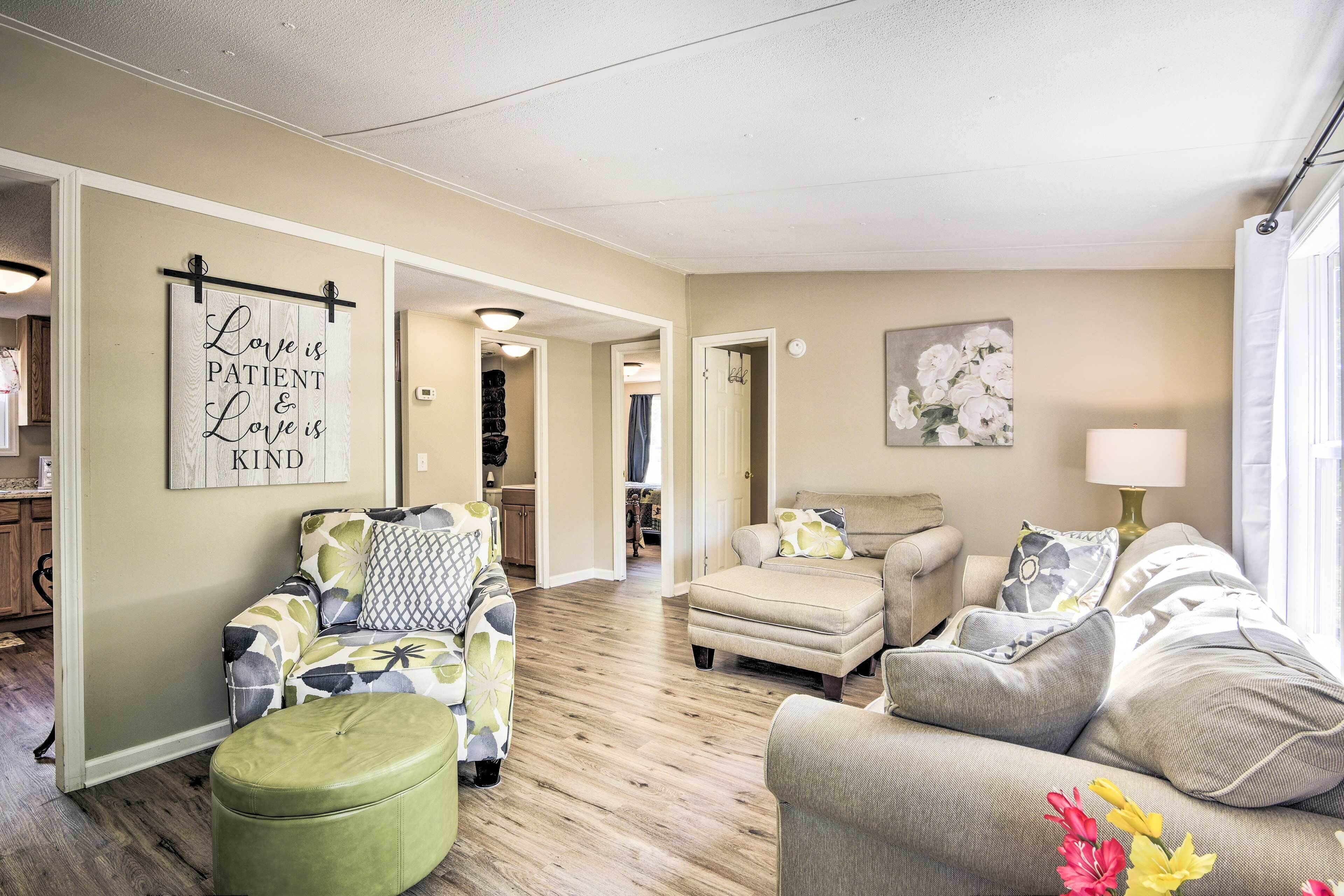 Cozy House w/ Huge Yard ~ 16 Mi to Fort Bragg