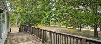 Cozy House w/ Huge Yard ~ 16 Mi to Fort Bragg