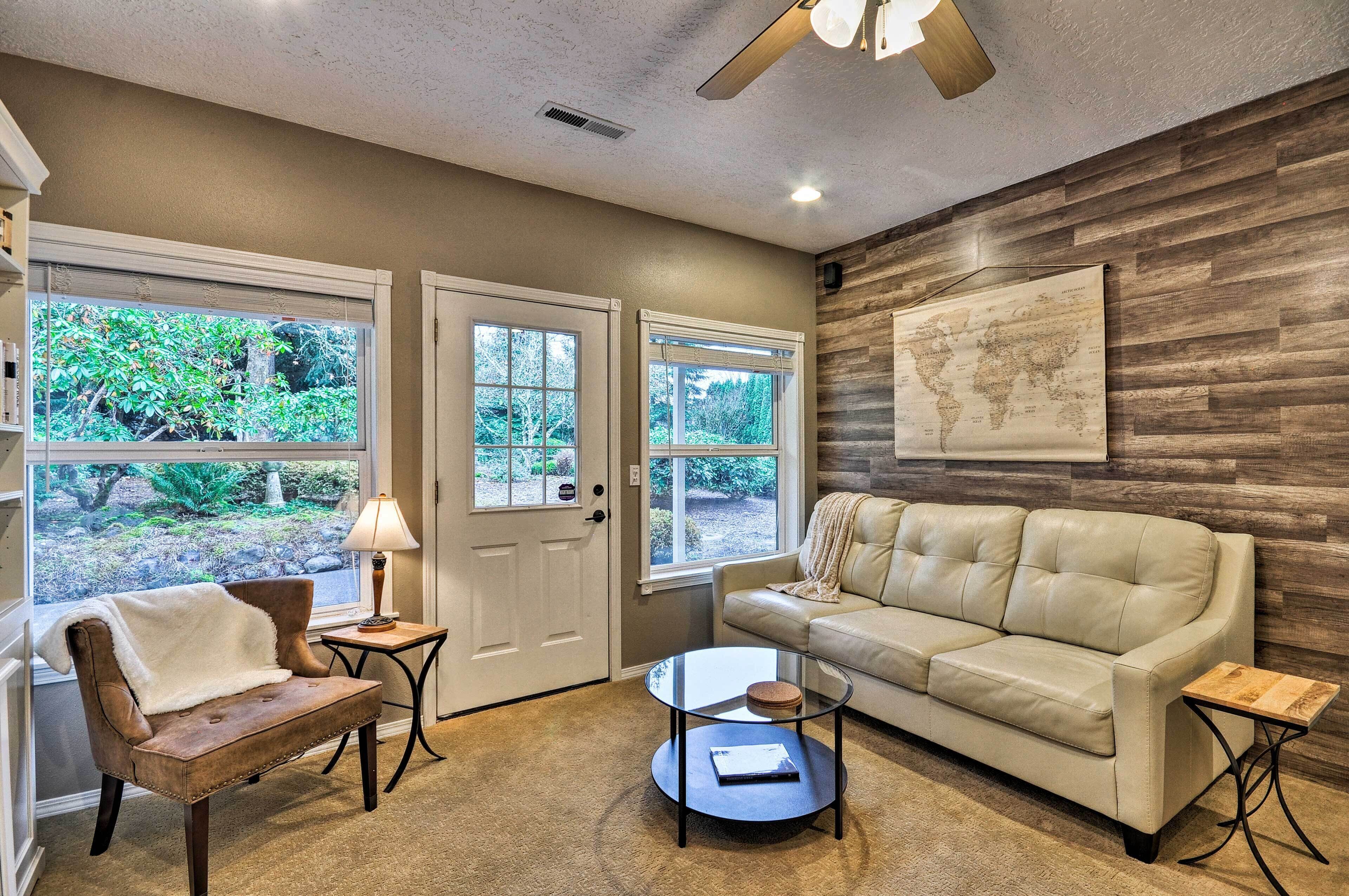 Cute & Cozy PDX Area Townhouse: 31 Mi to Mt. Hood!