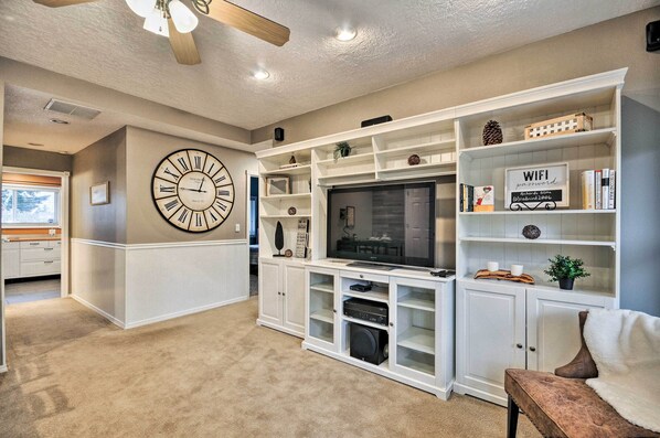 Apartment (2 Bedrooms) | Front of property - Cute & Cozy PDX Area Townhouse: 31 Mi to Mt. Hood! (Boring)