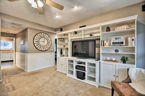 Cute & Cozy PDX Area Townhouse: 31 Mi to Mt. Hood!
