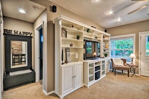 Apartment (2 Bedrooms) | Interior - Cute & Cozy PDX Area Townhouse: 31 Mi to Mt. Hood! (Boring)