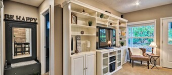 Cute & Cozy PDX Area Townhouse: 31 Mi to Mt. Hood!