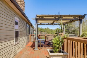 House (3 Bedrooms) | Interior - Sevierville Home: Lookout Deck, 10 Mi to Dollywood (Sevierville)