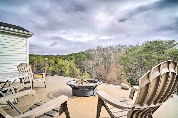 House (3 Bedrooms) | Interior - Sevierville Home: Lookout Deck, 10 Mi to Dollywood (Sevierville)