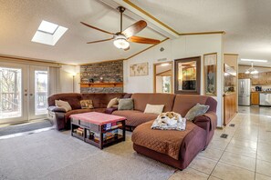 Interior - Sevierville Home: Lookout Deck, 10 Mi to Dollywood (Sevierville)