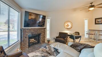 Apartment (1 Bedroom) | Living area | TV