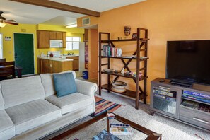 TV, DVD player, books - Borrego Springs Vacation Rental: Patio & Gas Grill (Borrego Springs)