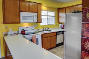 Apartment (2 Bedrooms) | Private kitchen | Microwave, oven, stovetop, dishwasher - Borrego Springs Vacation Rental: Patio & Gas Grill (Borrego Springs)