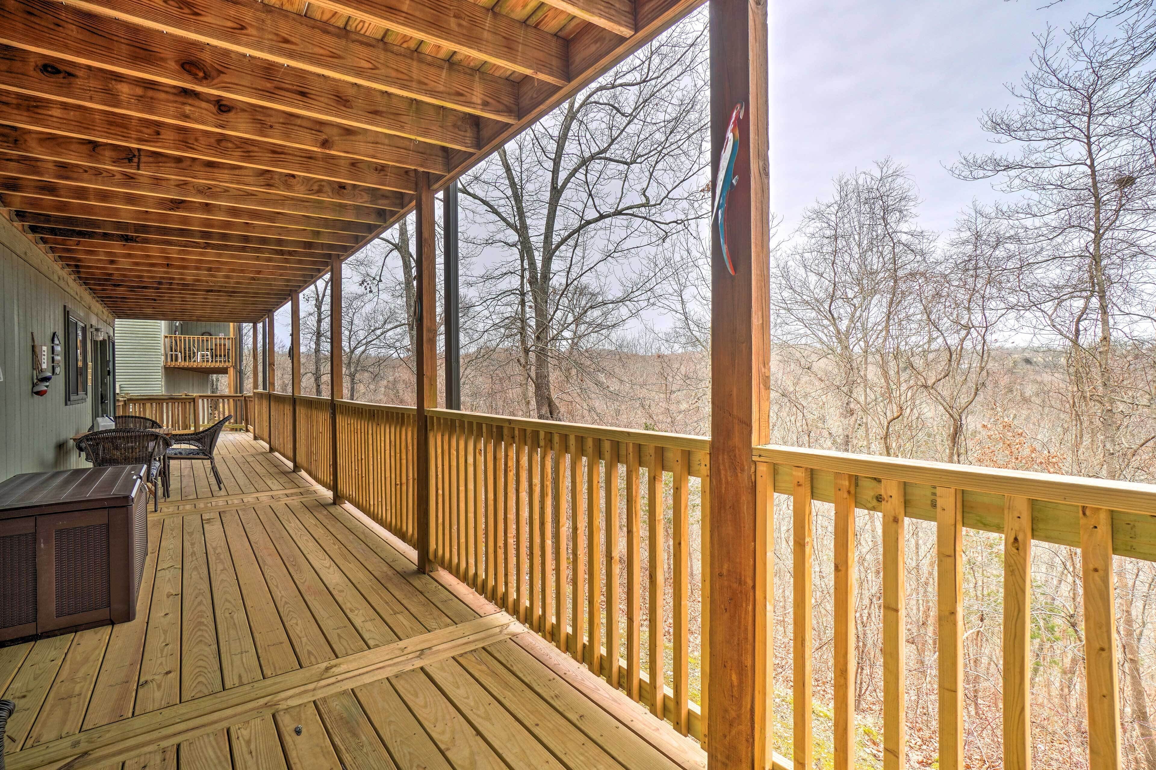 Sunny Reeds Spring Condo w/ Balcony + Shared Pools