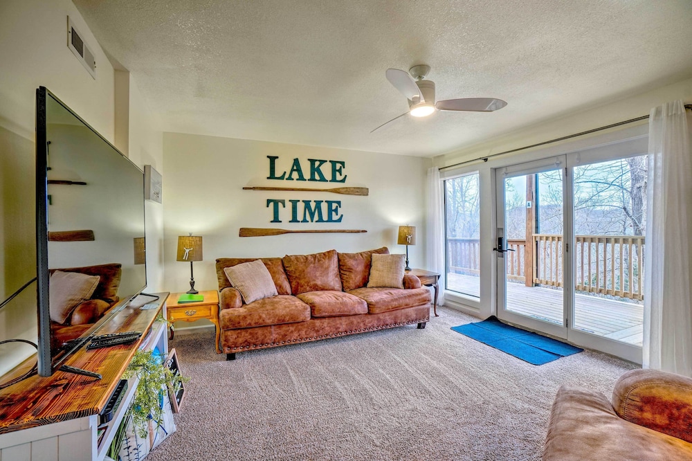 Sunny Reeds Spring Condo w/ Balcony + Shared Pools