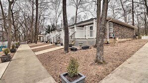 A row of cabins with a concrete pathway, surrounded by trees and mulch. - Riverside Studio: Trophy Trout Fishing On-site (Lakeview)