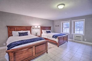 Interior - Riverside Studio: Trophy Trout Fishing On-site (Lakeview)