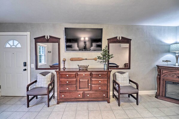 Interior - Riverside Studio: Trophy Trout Fishing On-site (Lakeview)