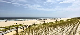 Breezy Ship Bottom House w/ Yard + Beach Access!