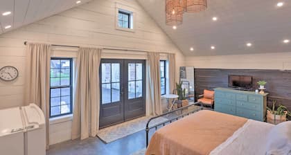 Rustic Rapid City Farmhouse w/ Mountain Views