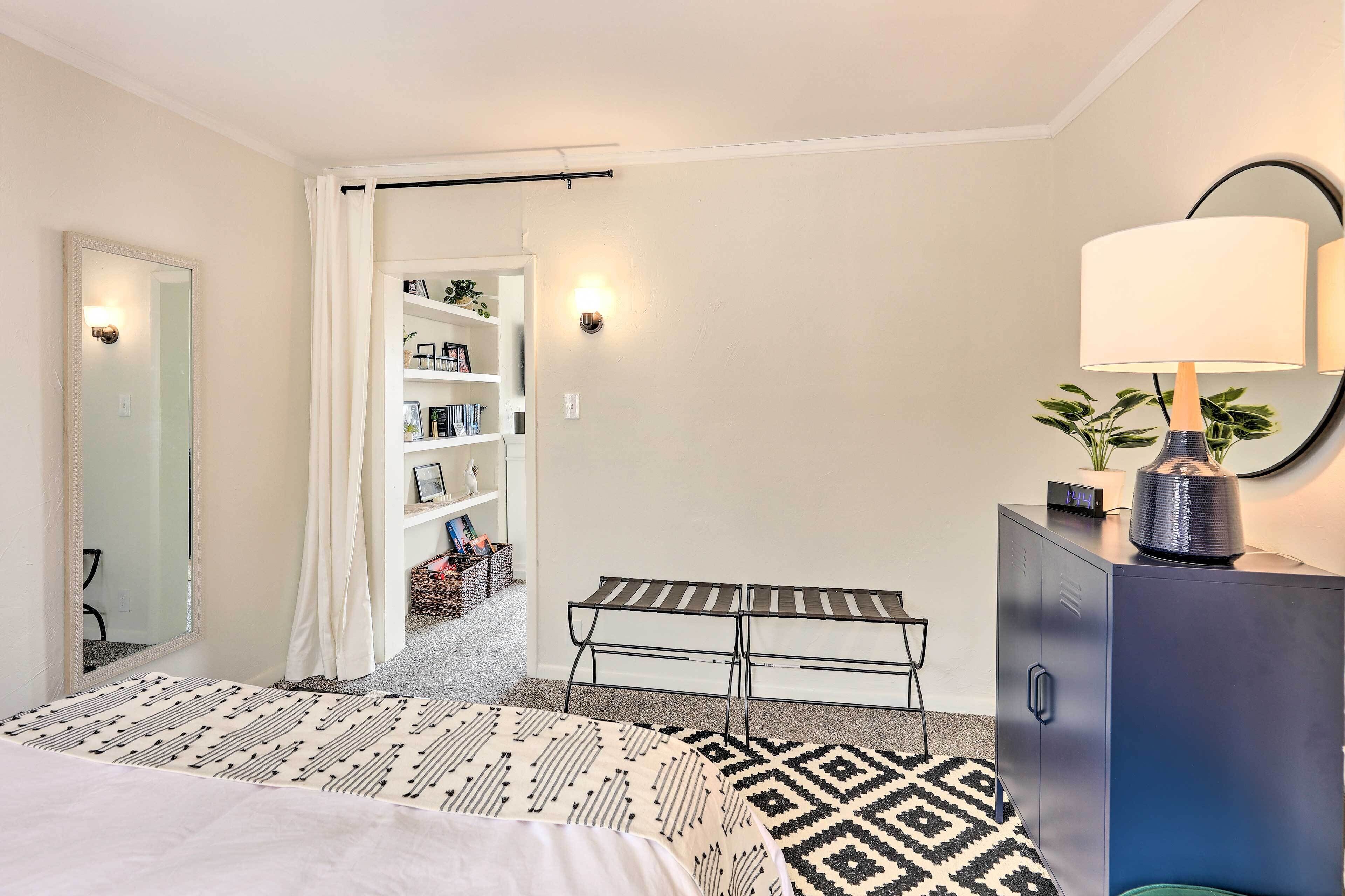 Une chambre à coucher avec un lit, un bureau, une armoire et une lampe.