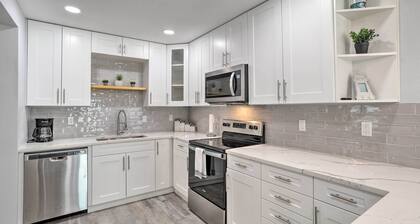 Breezy Largo Getaway - 5 Minutes to Beach!